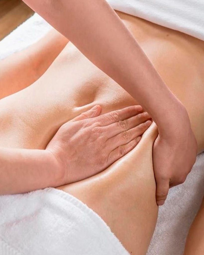 Sesión de osteopatía visceral enfocada en la conexión entre órganos internos y tensión cervical