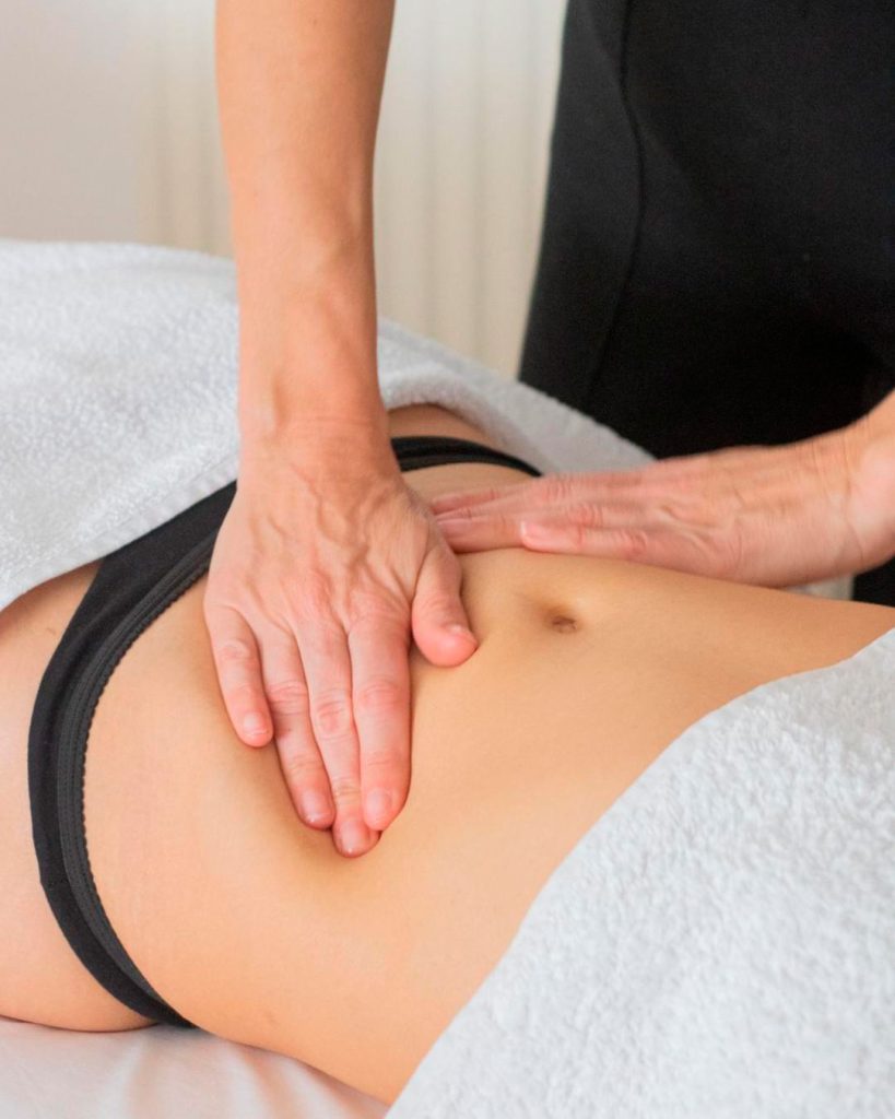 Osteópata aplicando terapia manual visceral para mejorar movilidad y reducir dolor muscular