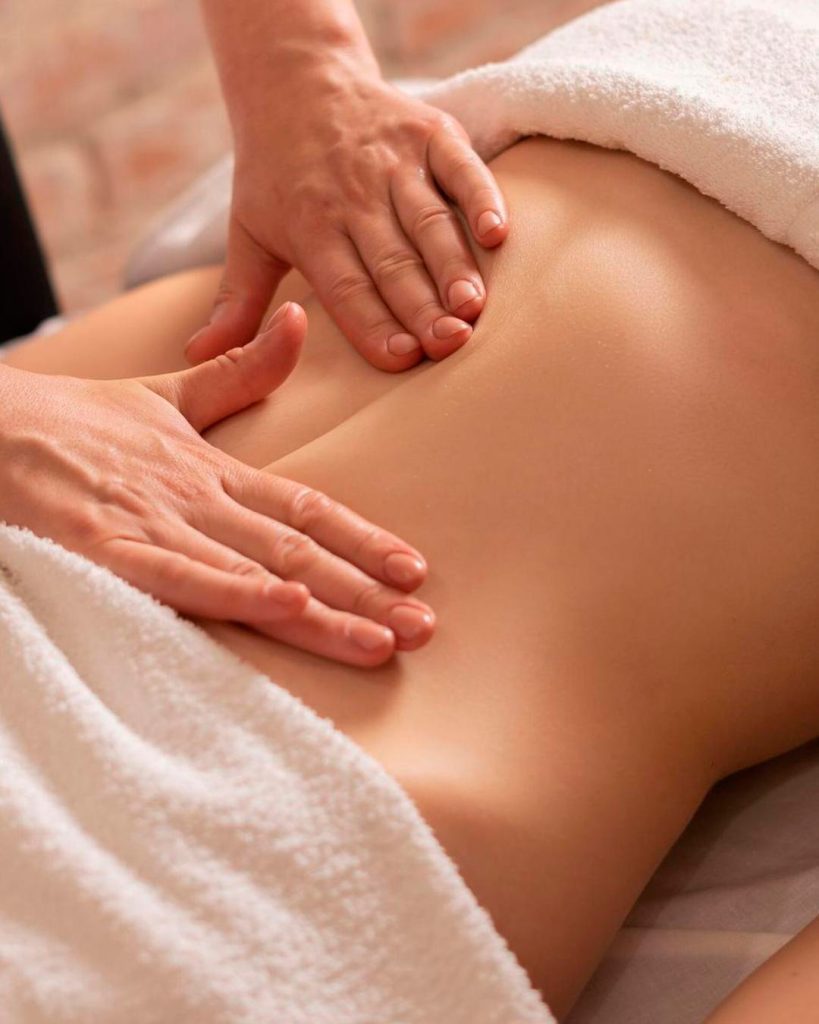 Paciente recibiendo tratamiento de osteopatía visceral para mejorar postura y aliviar dolor musculoesquelético